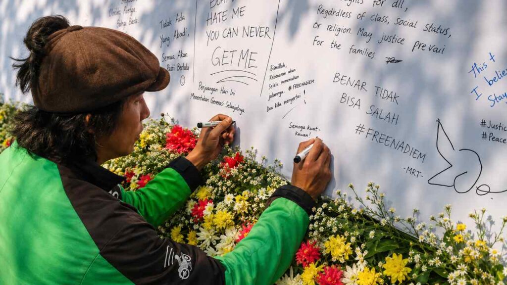 Dukungan Mengalir untuk Nadiem Makarim, Karangan Bunga dan Pesan Ojol