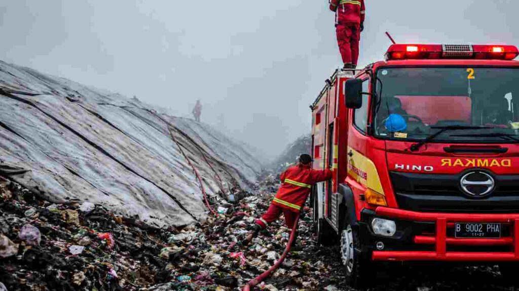 Api TPA Jatiwaringin Mulai Terkendali Metode Inject dan Water Bombing