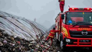 Api TPA Jatiwaringin Mulai Terkendali Metode Inject dan Water Bombing