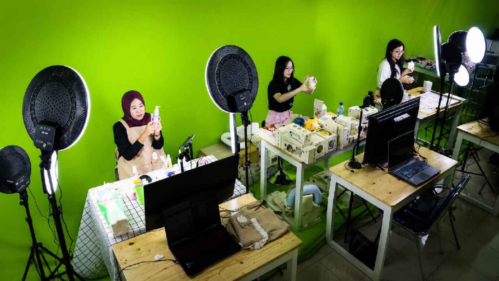 Ekonom Wanti-wanti Gen Z Dominasi Sektor Informal Berisiko Besar