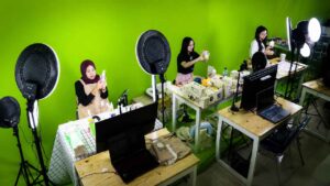 Ekonom Wanti-wanti Gen Z Dominasi Sektor Informal Berisiko Besar