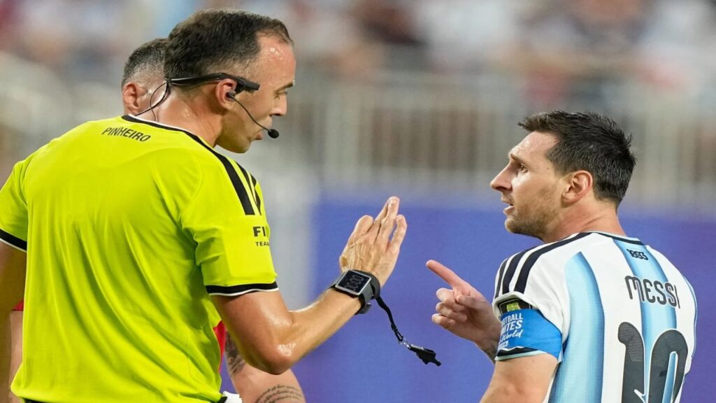Messi Protes Keras kepada Wasit Portugal, Momen Panas Warnai Laga Argentina