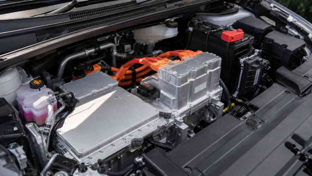 Baterai Utama Penuh, Mengapa Mobil Listrik Tetap Membutuhkan Aki 12 Volt?