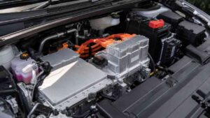 Baterai Utama Penuh, Mengapa Mobil Listrik Tetap Membutuhkan Aki 12 Volt?