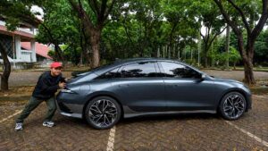 Mobil Listrik Tak Bisa Didorong Saat Parkir? Ini Fakta di Balik Mitosnya