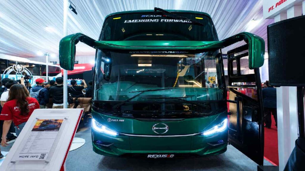 Piala Mas Perkenalkan Rexus 8D Commander Bus Premium Bersleeper Depan