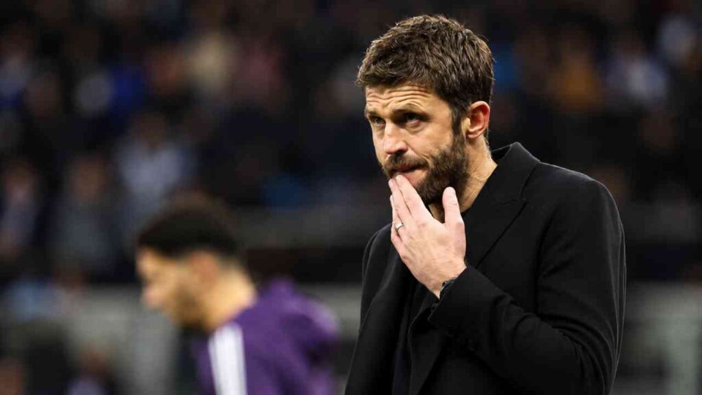 Skuad Belum Lengkap, Carrick Isyaratkan MU Masih Berburu Pemain Baru